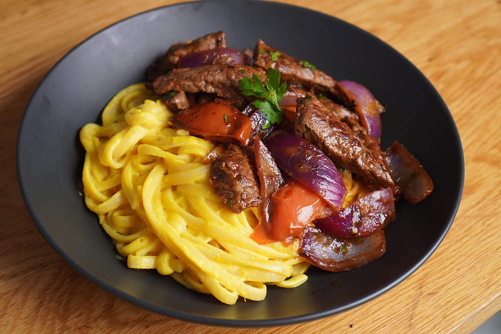 TALLARIN A LA HUANCAINA CON LOMO SALTADO